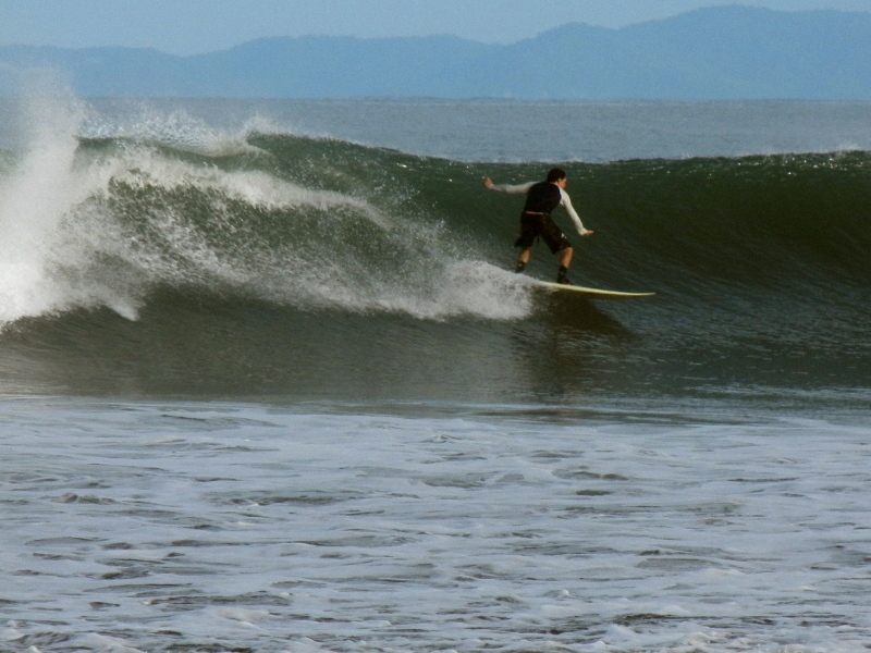 Lennart Schleifer surft eine Welle